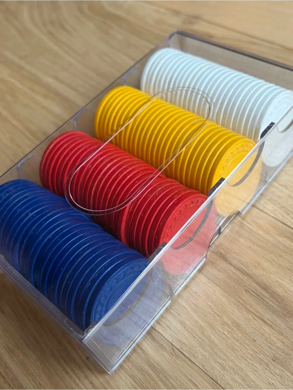 Poker Chips Yellow Red Blue White 25 Per Stacks 100 Chips Clear Plastic Case